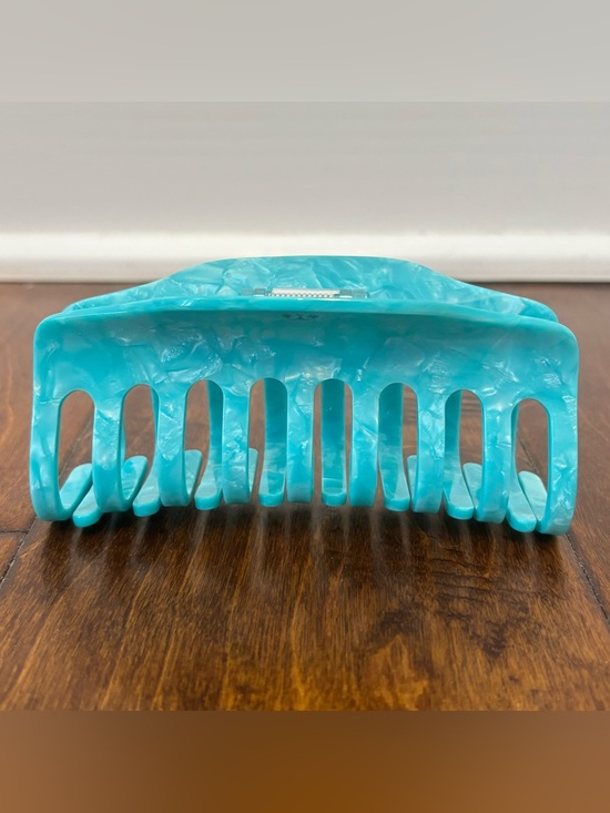 lululemon athletica Accessories - Lululemon Jumbo Claw Clip In Island Breeze